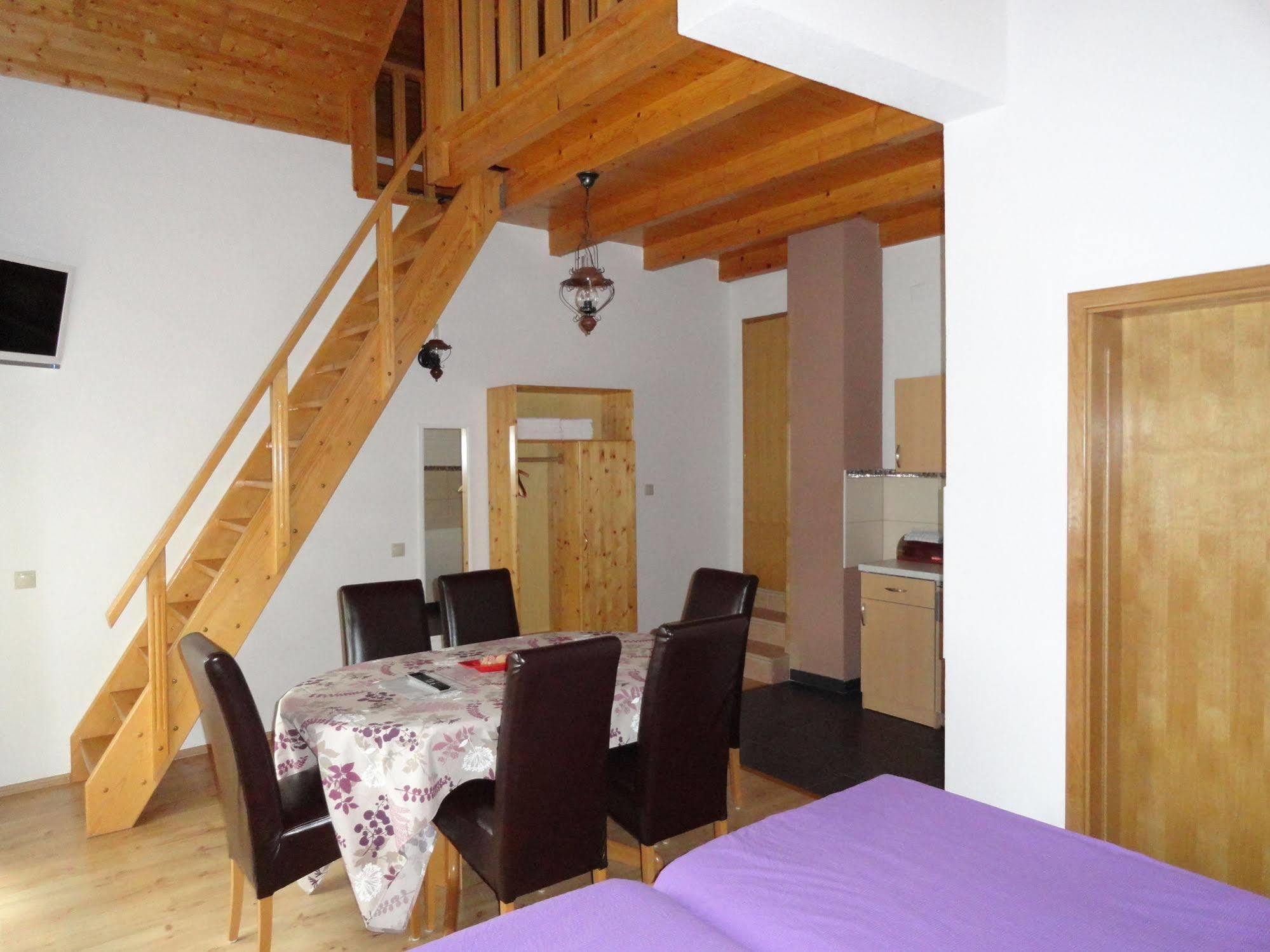 Hiša za goste House Tina 3*